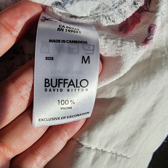 Woven floral flutter sleeve peasant top. Medium - Picture 12 of 12